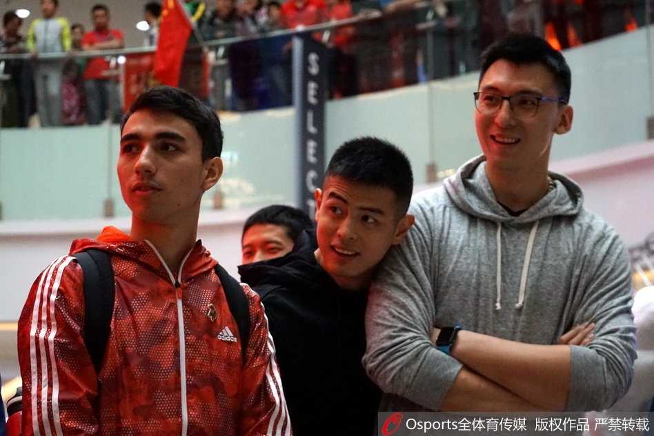 主教练雅尼斯在见面会上比划着手势向媒体阐述战术理念，队员们在一旁认真倾听，全神贯注于即将开始的赛季征程