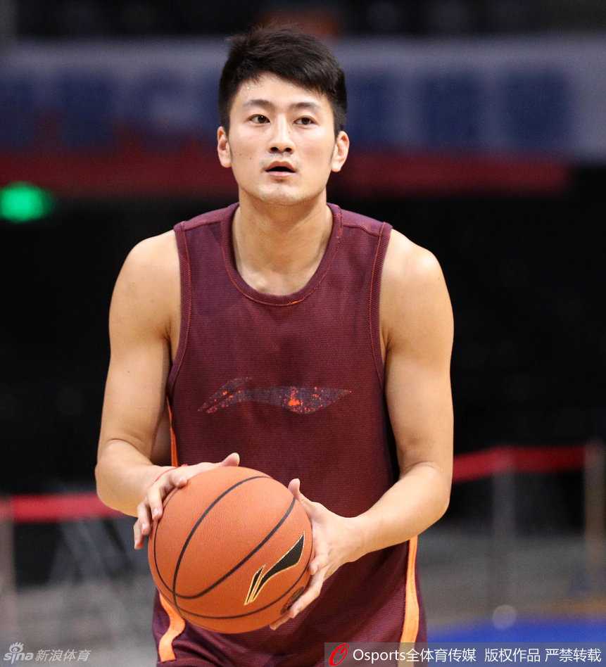 段江鹏在三分线外接球就投，出手的一瞬间眼神紧紧锁定篮筐，这是他作为射手最本能的反应，也是球队最信任的远程火力。