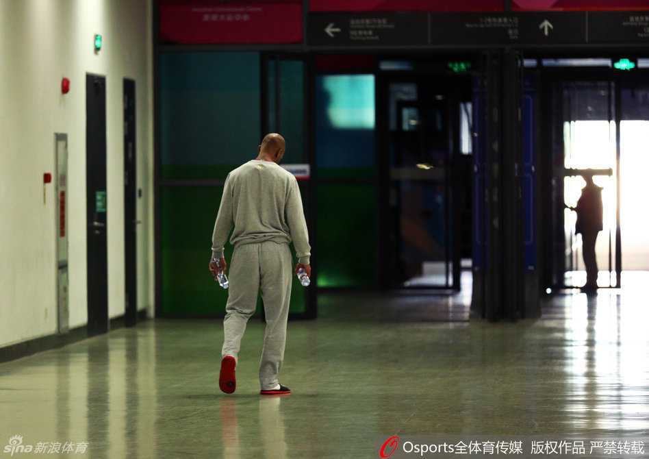 比赛结束后，马布里没有等待任何人，他低着头，身披毛巾，独自一人穿过漫长的球员通道，留给五棵松一个落寞却无比坚毅的背影。