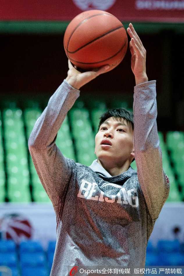 即使在力量训练房外，刘晓宇也不忘放松拉伸，他扶着栏杆，右腿肌肉线条清晰可见，休赛期的特训让他的身体对抗能力看起来更加强悍。