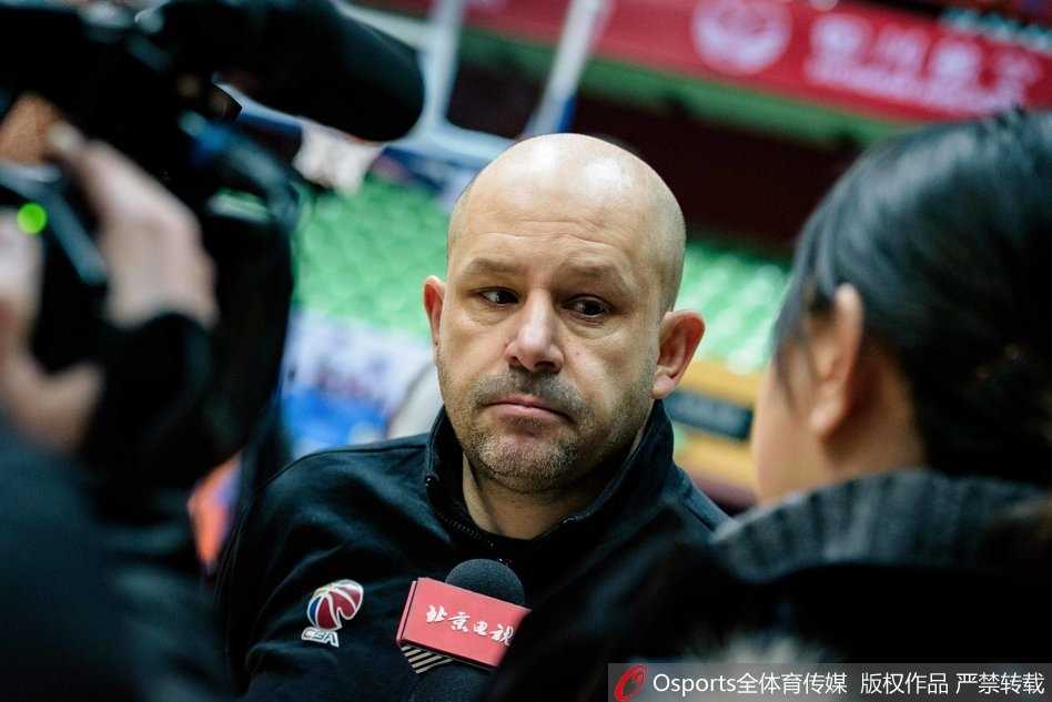 训练间隙，刘晓宇与队友方硕低头交流着战术，两人神情认真，作为北京队后场的双子星，他们的沟通与默契将是球队前进的关键动力。