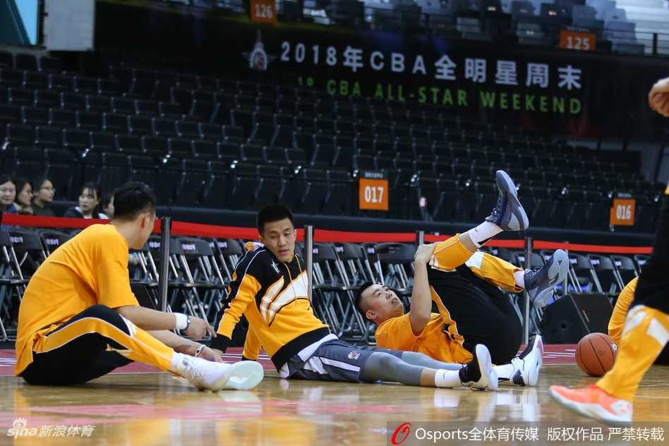 郭艾伦在三分线外接球就投，出手后的手指仍指向篮筐的方向，眼神紧紧跟随那道完美的弧线，这一瞬间的专注仿佛时间都静止了。