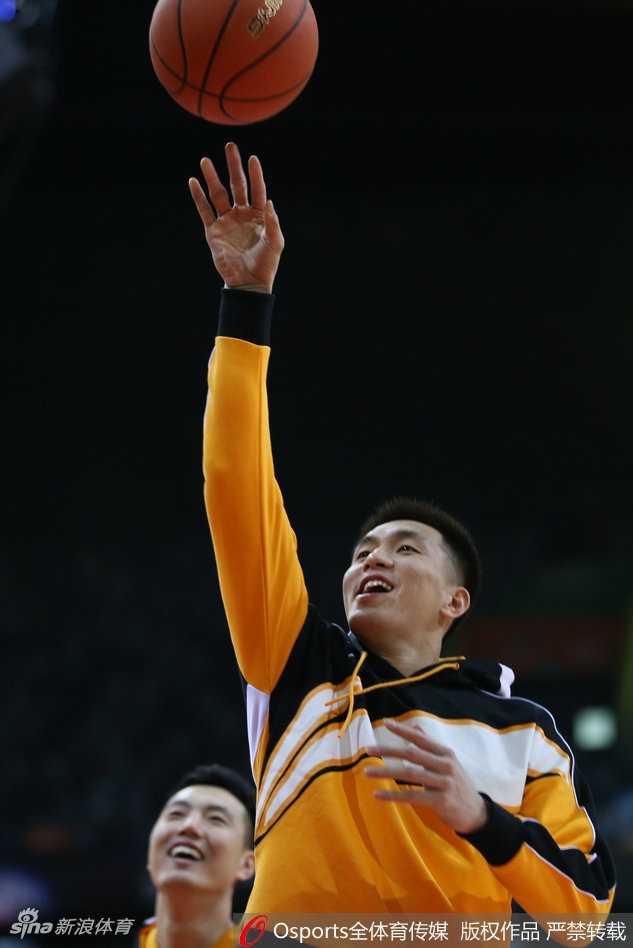 训练间隙，大汗淋漓的郭艾伦一边大口喝水，一边还不忘对着队友的镜头比出一个胜利的手势，仿佛在说：这才哪到哪，再来十组也没问题！