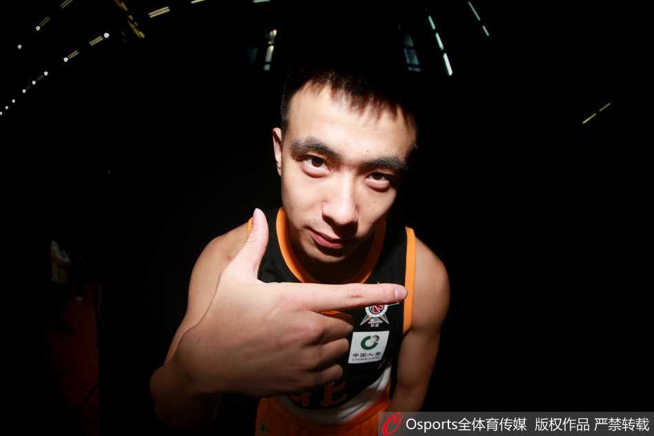 内线巨塔韩德君与陶汉林身穿休闲西装，在镜头前展现出“功夫熊猫”与“小鲨鱼”的威猛与可爱反差萌。