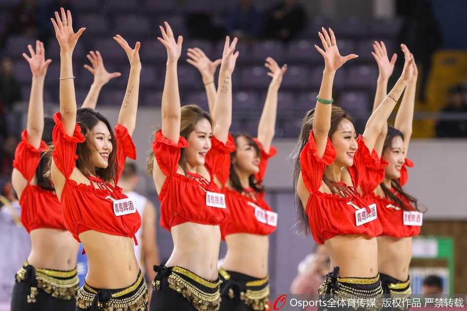 啦啦队员甜美特写，精灵妆容精致可爱，眨眼瞬间电力十足