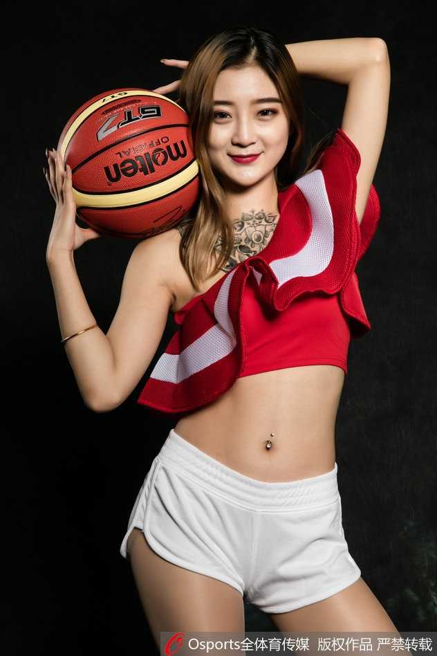 身穿亮黄色表演服的篮球宝贝，单手轻抚秀发，眼神温柔地看向镜头，甜蜜气质尽显