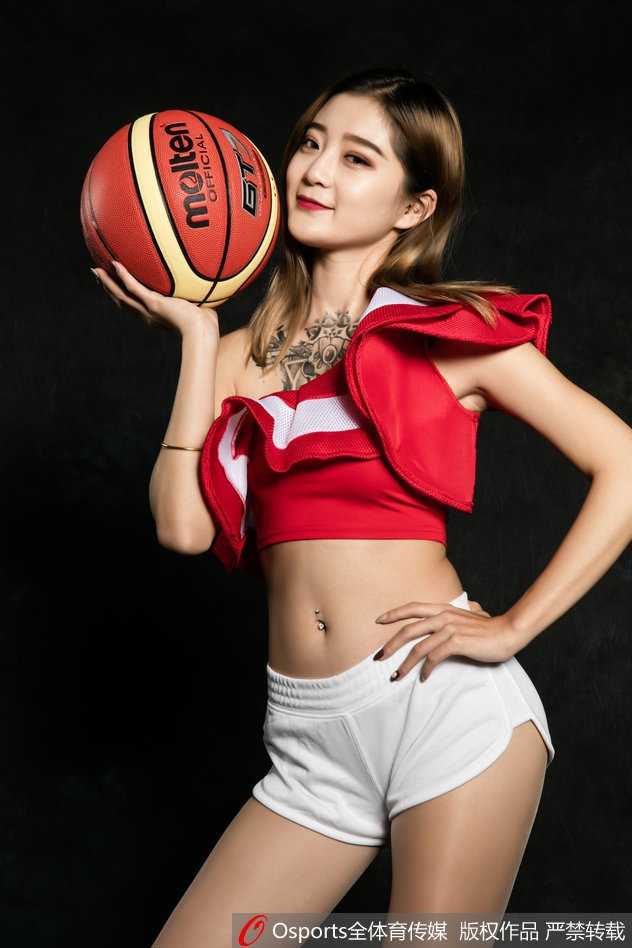 XTM队员在休息间隙的抓拍，侧身回眸，五官精致立体，背景虚化更凸显人物的娇美神态