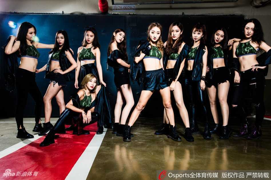 最后一张大合影，所有啦啦队员围绕在一辆白色敞篷豪车周围，她们笑容灿烂，挥舞着手中的花球，整个画面洋溢着青春与热情，完美定格了新赛季的希冀。