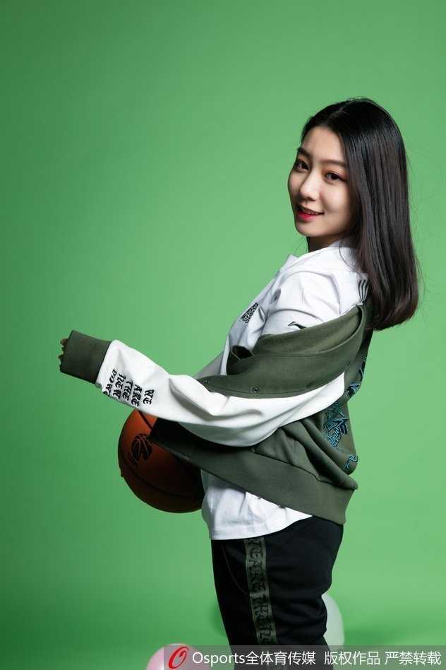 这位宝贝双手托腮，如同春日里初绽的花朵，清澈的眼眸弯成了月牙，纯真的笑容极具感染力，让人瞬间忘却了赛场的紧张，仿佛被一股温暖的治愈力包围。