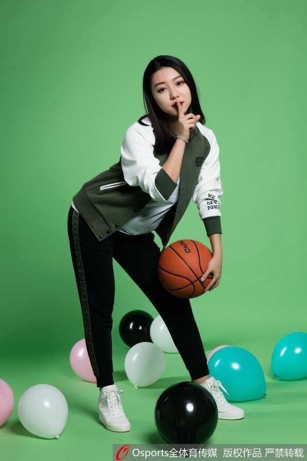 镜头前，篮球宝贝侧身回眸，束起的马尾辫随着动作轻盈摆动，她不经意间的一个wink，仿佛一道电流划过空气，俏皮中带着几分电力十足的小性感。
