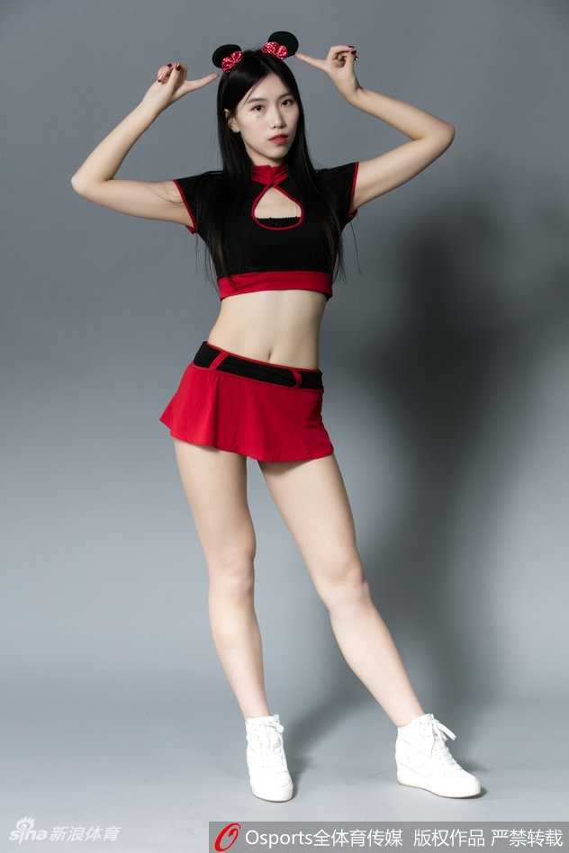 篮球宝贝挥动彩色花球，米奇耳朵随着动感舞步轻轻晃动，脸上洋溢灿烂笑容，仿佛从迪士尼动画中走出的活力精灵