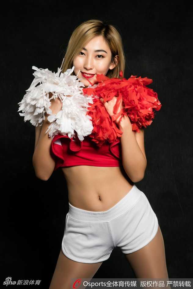 动感瞬间抓拍，篮球宝贝们在场上跃起，红妆闪耀，活力四射的身姿与专注神情完美诠释了力与美的结合。