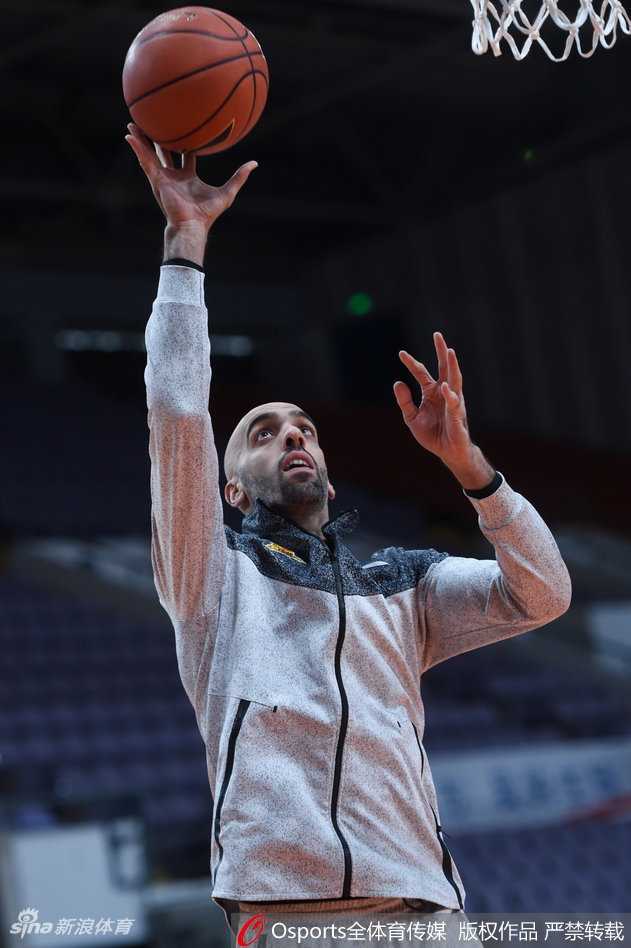 训练馆灯光下，年逾不惑的马布里目光如炬，嘴角挂着轻松的微笑，仿佛在向岁月无声地宣战。