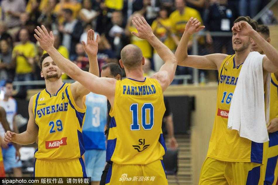 瑞典队当家球星在比赛大局已定后，与队友在球场中圈激情撞胸庆祝，汗水挥洒在空中，映照出胜利后的狂喜与释放。