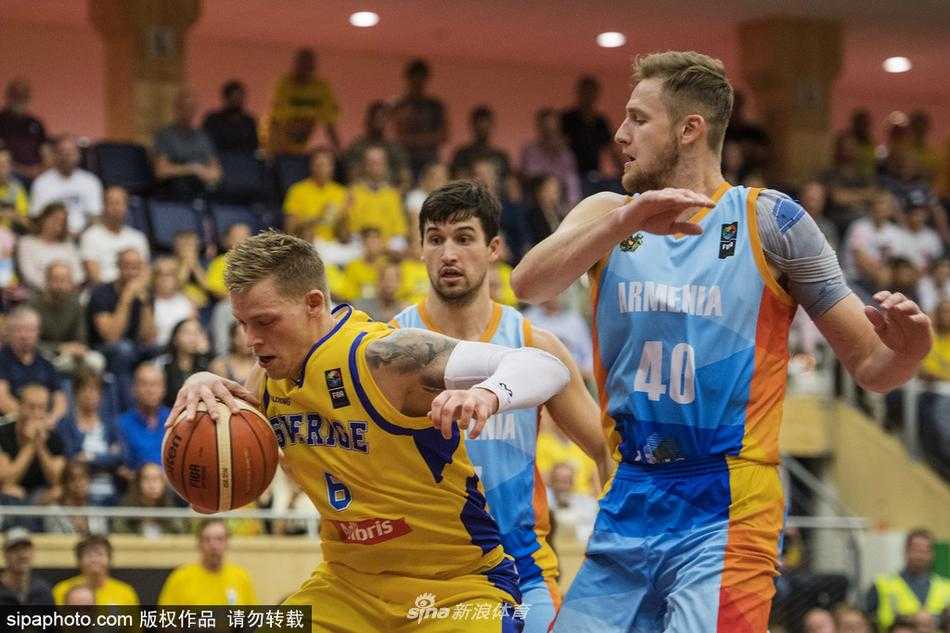 裁判在边线处以一个坚定的手势判定球权归属，他神情专注，肌肉线条分明，成为这场激烈对抗中公正的裁决者。