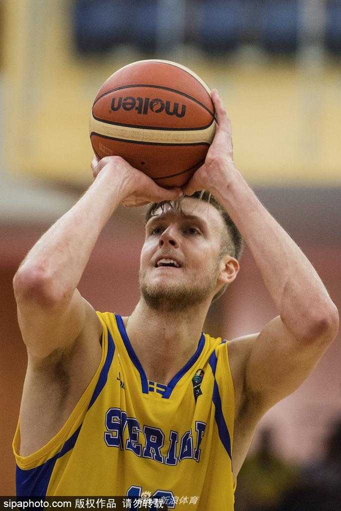 双方球员在篮下为争抢篮板球纠缠在一起，肌肉碰撞声仿佛穿透屏幕，瑞典白人锋线与亚美尼亚黑塔手臂交织，寸土不让。