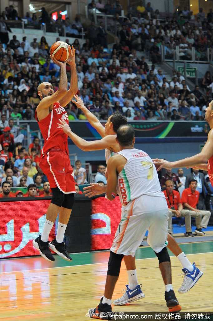 获胜后的突尼斯队球员将哈迪丹抛向空中，全场彩带飞舞，他们沉浸在闯入决赛的狂喜之中