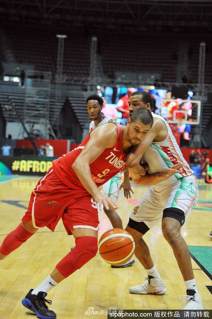 座无虚席的拉德斯体育馆内，突尼斯球迷们挥舞着国旗，掀起人浪，声浪震天