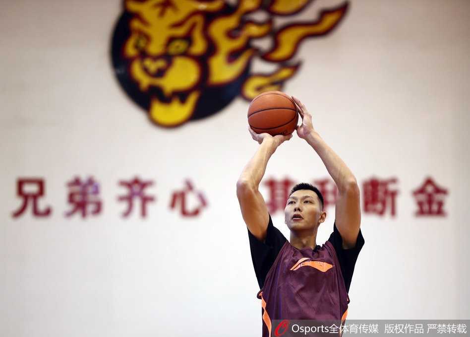 周鹏在训练中贴身紧防杨金蒙，队长的手臂像一张大网笼罩着对手，即便只是队内训练，那凶狠的眼神也足以让任何进攻者感到窒息。