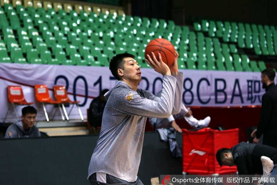 易建联在低位要球后背身单打防守球员，他肌肉紧绷，利用扎实的脚步动作寻找转身空间，防守球员全力以赴顶防，对抗激烈。