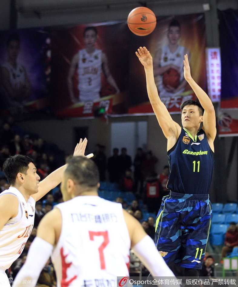 易建联在众人头上霸气摘板，双臂张开如遮天蔽日，统治篮板球