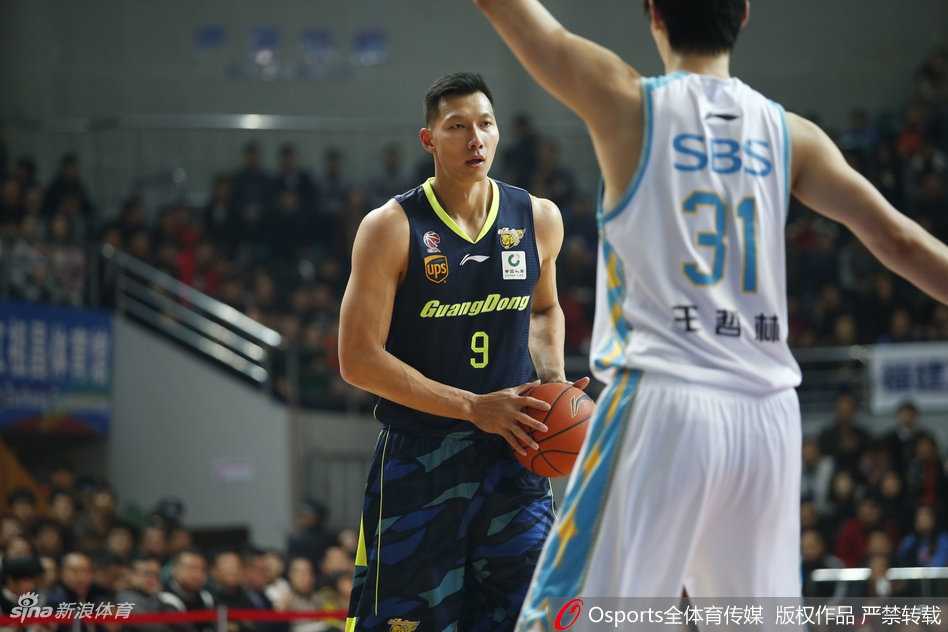 广东核心易建联面对夹击防守，高高跃起展现出惊人的滞空能力，完成一记标志性的中距离跳投