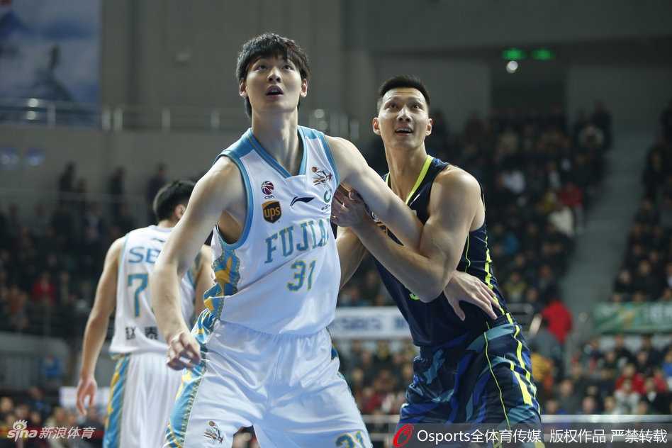 广东外援尼克尔森在福建队内线翻江倒海，高举高打完成一次势大力沉的双手灌篮