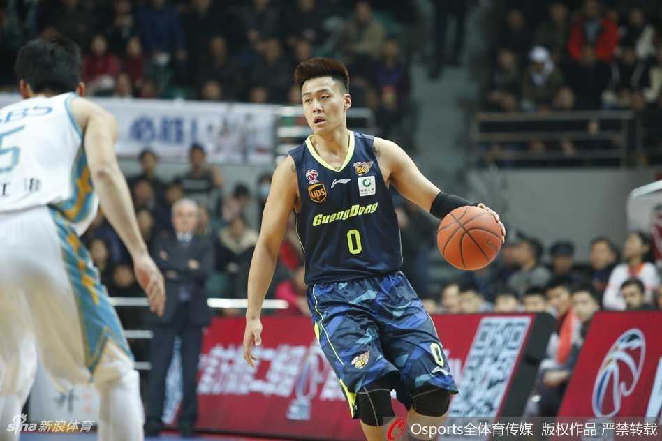 广东队后卫赵睿如闪电般突破福建队的防线，在对抗中保持身体平衡，低手上篮打进关键两分