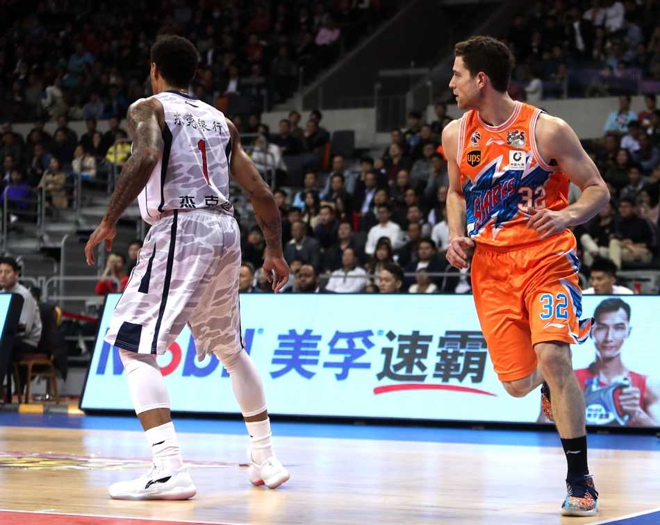 赛后，胜利的喜悦洋溢在易建联和队友们的脸上，这是属于团队的荣耀时刻