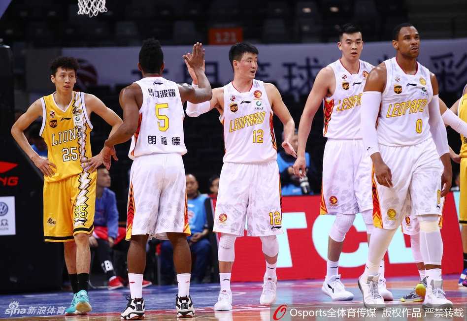 深圳外援萨林杰在广厦多人包夹下强行上篮，尽管砍下大号两双，但孤胆英雄的落寞神情难掩失利的苦涩。