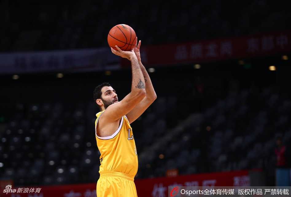 广厦外援博洛西斯在深圳内线群中高高跃起，单臂揽下关键篮板，眼神中透露着必胜的坚毅。