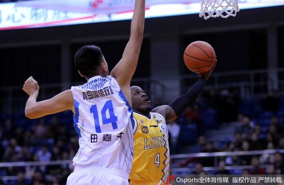 内线悍将宗赞篮下卡位，高高跃起在与广厦外援的肌肉碰撞中摘下前场篮板