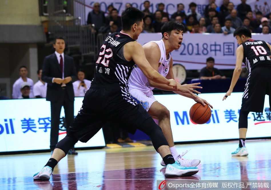 赛后的场边，江苏肯帝亚主帅神情严峻地注视着记分牌，这场失利虽然苦涩，但也为球队未来的征程指明了需要努力的方向。