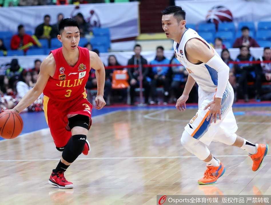 四川队小将黄荣奇在末节关键时刻快攻上篮，他灵巧地躲过防守，为球队续命，眼神中写满了无所畏惧。