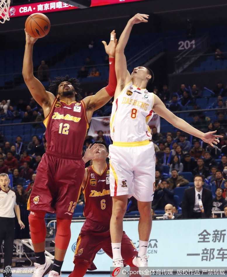 希克森在浙江队内线群中高高跃起，如天神下凡般单手劈扣，篮球应声入网的瞬间引爆全场