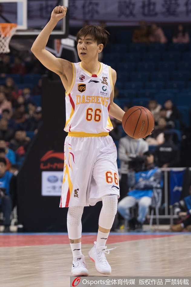 同曦队外援希克森在福建队多人包夹下依然强势起跳，以一记势大力沉的单手劈扣震撼全场