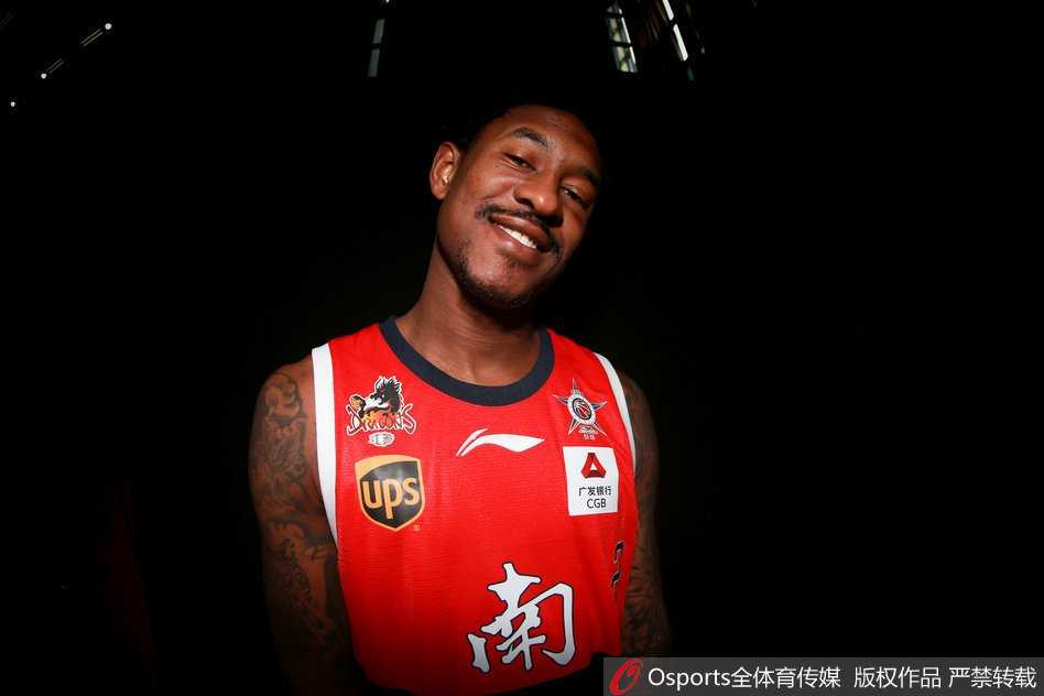 顾全的儒将风采，身穿灰色西装单手插兜，面带微笑却暗藏射手本能，等待在三分线外一击致命