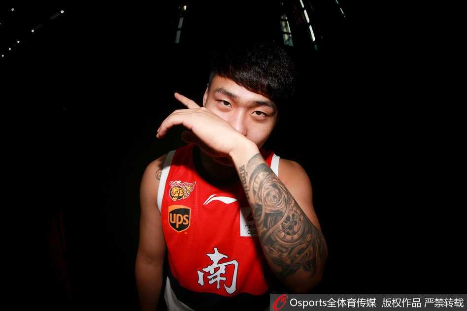 易建联手捧MVP奖杯的荣耀时刻，身后是南区队友的簇拥与漫天的金色彩带，定格了2018全明星赛的巅峰瞬间