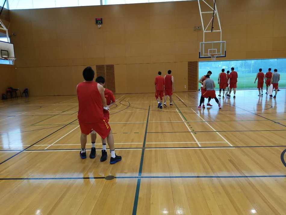 场上激战正酣，身穿棉服坐在场边待命的替补球员神情紧张，厚厚的冬衣包裹着他们蓄势待发的身体，随时准备登场贡献力量。