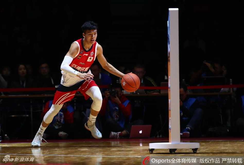 于德豪持球加速，肌肉线条紧绷，每一次拍球都充满了主场作战的坚决与力量