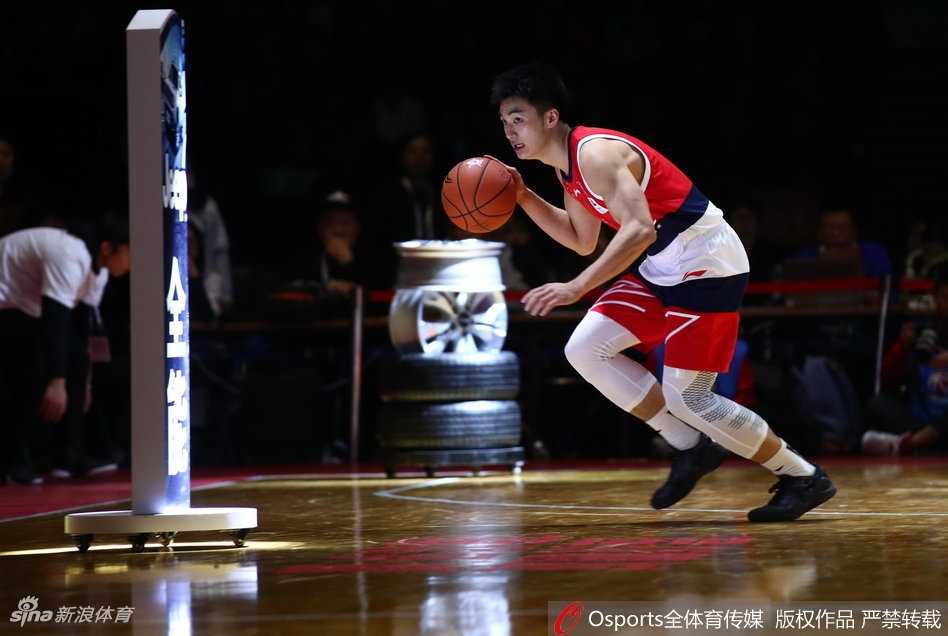 晋级瞬间，胡明轩与于德豪面带微笑相互致意，英雄相惜的情谊在空气中流淌