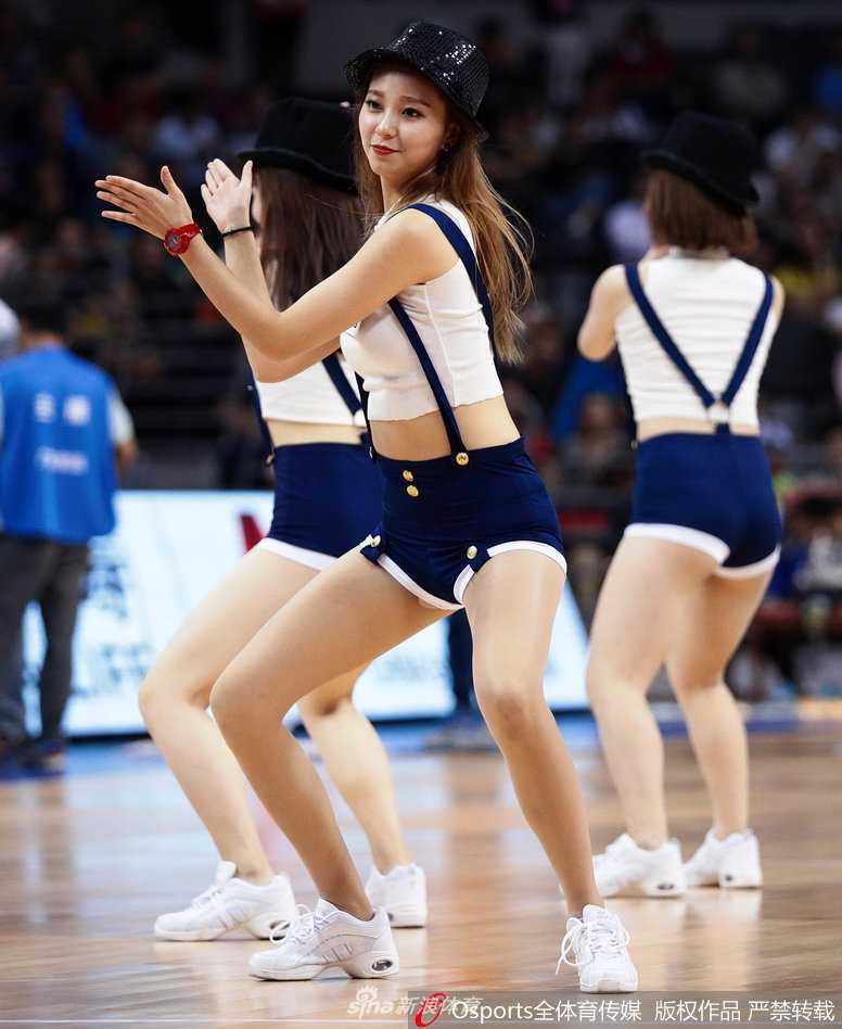 表演进入高潮，篮球宝贝们侧身展臂，吊带衫的亮片在灯光下闪烁，她们身姿挺拔，眼神专注，仿佛在用肢体语言告诉全场观众：战斗还未结束，激情永不落幕。