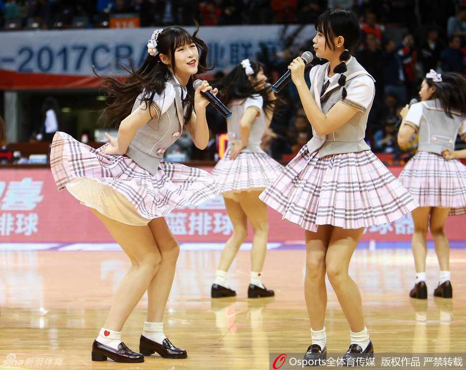 深圳大运中心璀璨的灯光下，GNZ48成员们身穿靓丽短裙，伴随着动感节拍纵情热舞，青春的活力瞬间点燃了全场的气氛。
