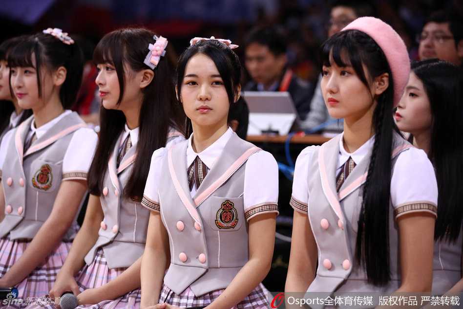 尽管场上比分胶着，但GNZ48的少女们依然保持着最灿烂的笑容，她们用充满感染力的舞蹈为看台上的每一位球迷传递着能量。