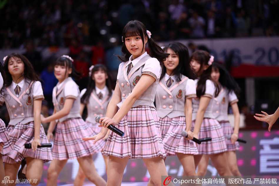 伴随着强劲的音乐鼓点，GNZ48的成员们动作整齐划一，尽情释放着属于少女偶像的蓬勃朝气，让热血沸腾的篮球场也多了一丝柔情。