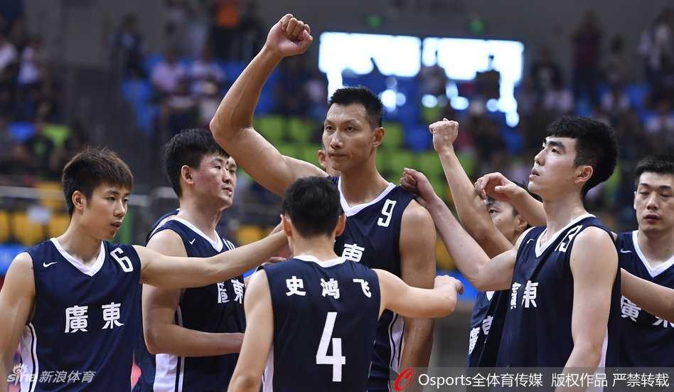 易建联在对方内线严密防守下，高高跃起，以一记势大力沉的单手劈扣终结进攻，现场闪光灯如星河般闪烁。