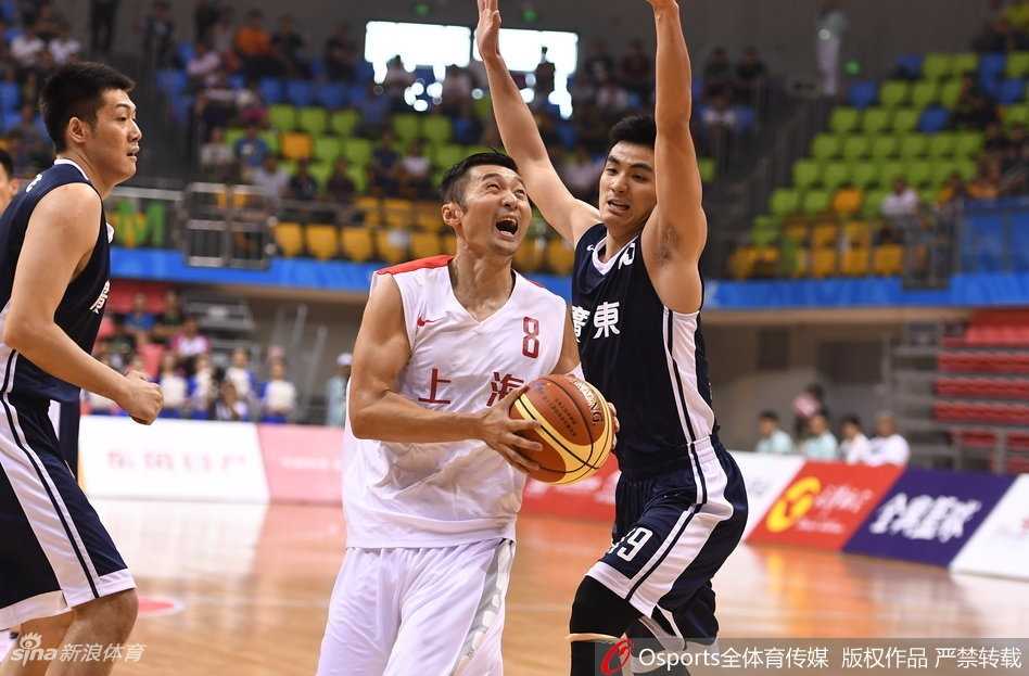 终场哨响，广东队员们围聚在一起，虽然脸上没有夺冠的狂喜，但释然与坚定写在每个人的眼中，这枚铜牌同样凝聚着他们的汗水。