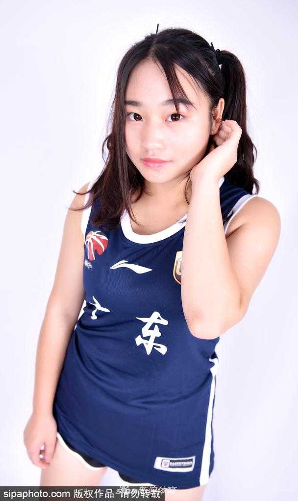 姑娘们使用彩带作为道具进行表演，彩带在空中划出优美弧线，与她们灵动的身姿相得益彰。