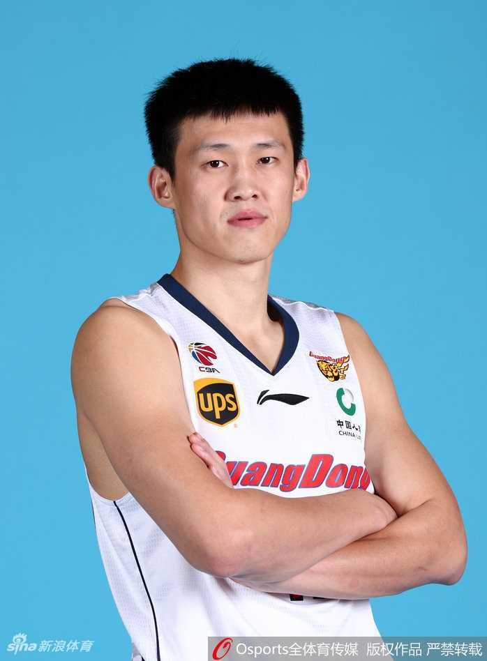 胡金秋在广厦队的出色表现让他首次入选全明星，这位年轻内线脸上洋溢着自信的笑容。
