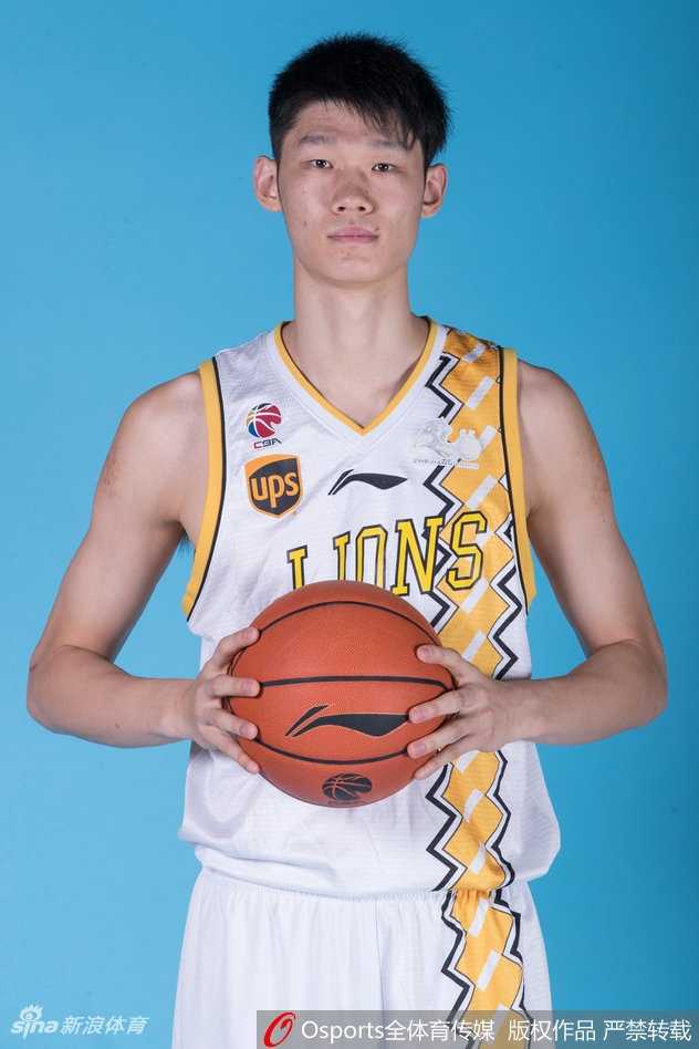 夺冠后的南区明星队全员围在一起庆祝胜利，易建联手举MVP奖杯站在C位享受荣耀时刻。